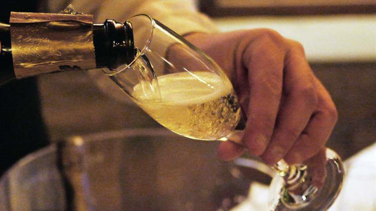 Μαίνεται ο πόλεμος της σαμπάνιας και η Γαλλία απειλεί τη Ρωσία με αντίποινα για τον «αφρώδη οίνο»