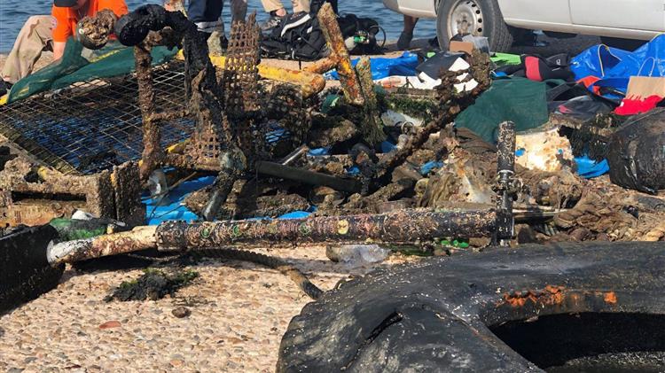 Θεσσαλονίκη: Από καρότσι σούπερ μάρκετ ως και ...πιάτο στον βυθό του Θερμαϊκού