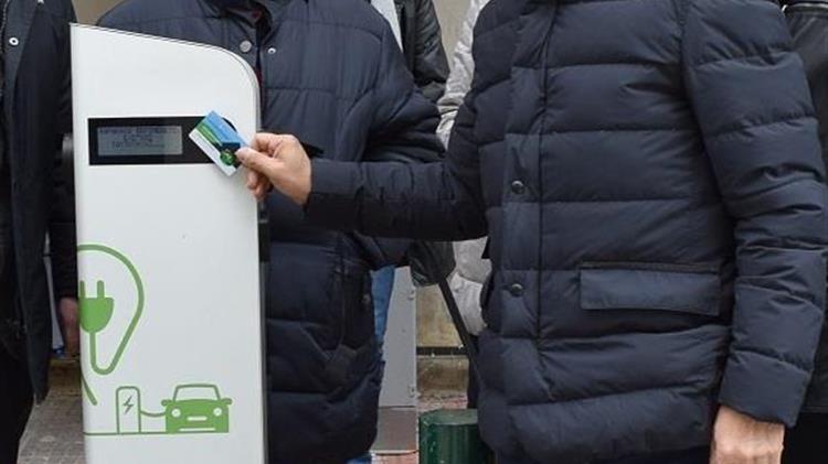 Θεσσαλία: Εγκαθιστά νέους σταθμούς φόρτισης ηλεκτρικών οχημάτων