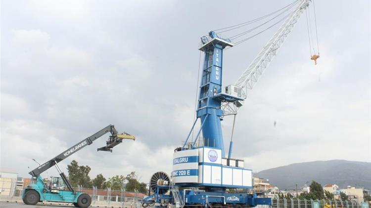 Νέο αυτοκινούμενο γερανό και μηχάνημα διακίνησης  εμπορευματοκιβωτίων απέκτησε το Λιμάνι του Βόλου