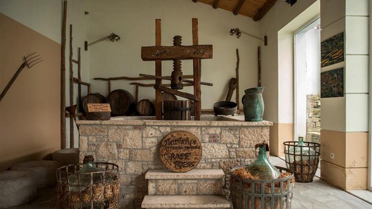 «Ταξίδι στην παράδοση» των κρασιών της Σάμου μέσα από το Οινοποιητικό Μουσείο του νησιού