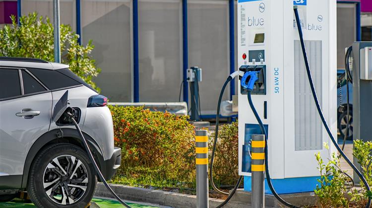 Η ΔΕΗ Blue εγκαθιστά στον Διεθνή Αερολιμένα Αθηνών  το μεγαλύτερο hub σημείων φόρτισης στην Ελλάδα