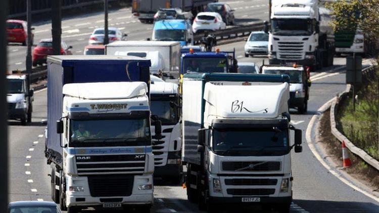 Βρετανία: Ψάχνει οδηγούς, καμπανάκι για ελλείψεις τροφίμων τα Χριστούγεννα