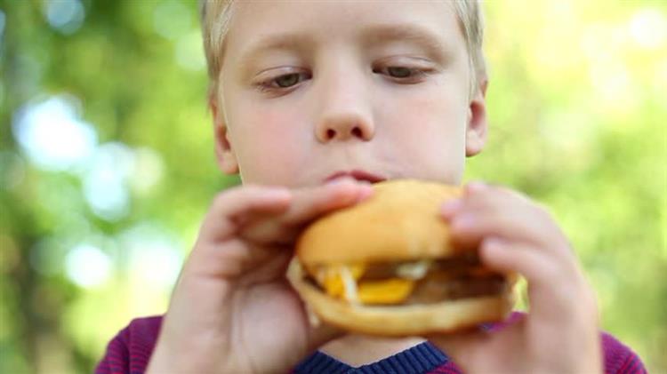 Νομοθετική παρέμβαση για τις διαφημίσεις ανθυγιεινών τροφίμων για τα παιδιά ζητούν οι καταναλωτικές οργανώσεις
