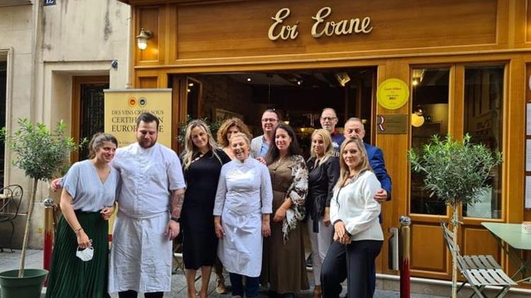 Από το Παρίσι στην Ελλάδα: Οινο-γαστρονομικό ταξίδι με Σαμιώτικα και Κρητικά κρασιά και γραβιέρα Νάξου