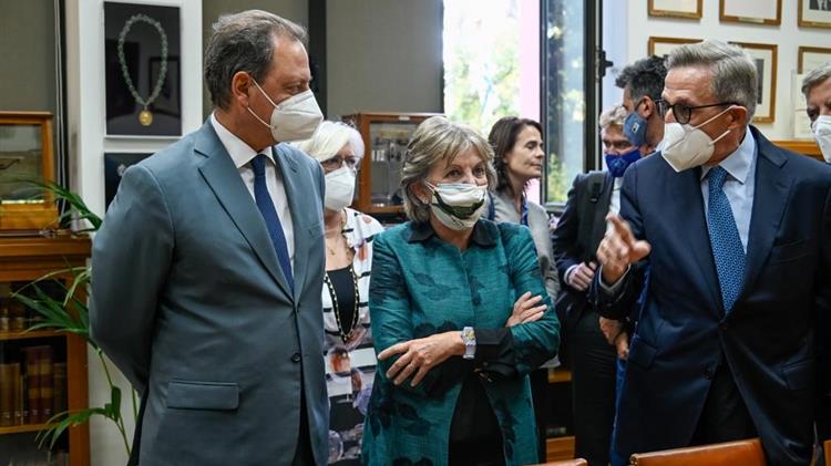 Ξενάγηση της Επιτρόπου Συνοχής και Μεταρρυθμίσεων Ελίζας Φερέιρα στις νέες εγκαταστάσεις του Μπενάκειου