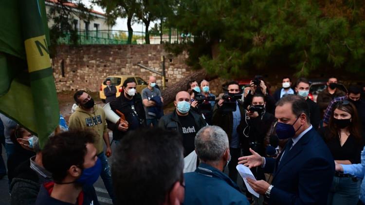 Διάλογο με αγρότες διαδηλωτές είχε ο κ. Λιβανός στη Μυτιλήνη