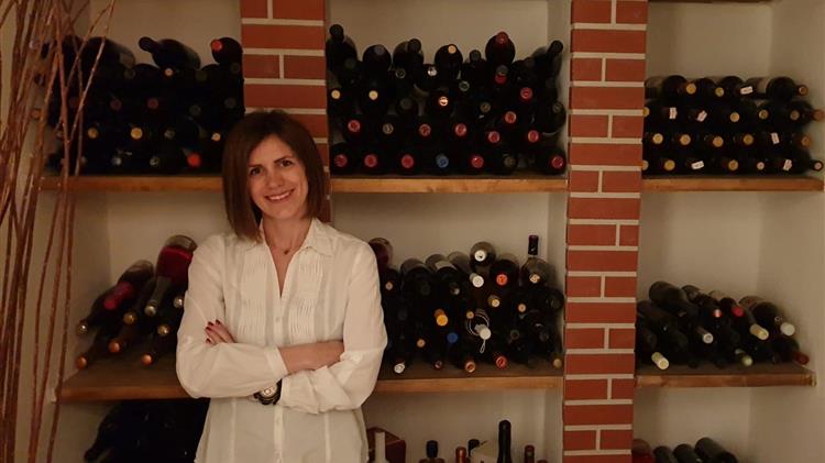 Η οινολόγος από τη Φλώρινα, που διανύει χιλιάδες χιλιόμετρα ετησίως, για να δημιουργήσει κρασιά