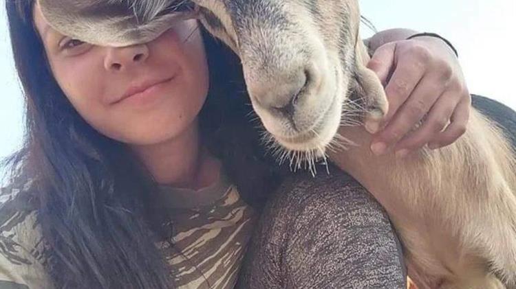 20χρονη κτηνοτρόφος που βόσκει 100 γιδοπρόβατα και δίνει ελπίδα για τη νέα γενιά