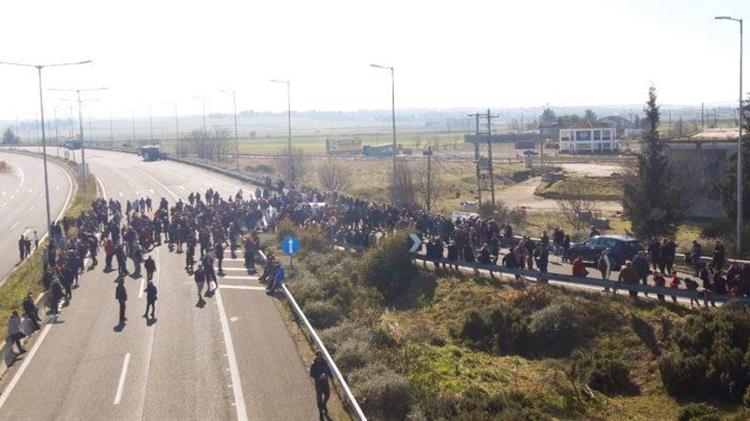 Λάρισα: Έκλεισε η Εθνική από τους αγρότες παρά το αντιμπλόκο των ΜΑΤ- Ενισχύονται τα μπλόκα
