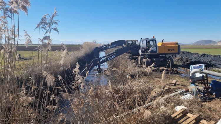Καθαρίζει την κεντρική αποστραγγιστική τάφρο της Ιτέας η Περιφέρεια Θεσσαλίας