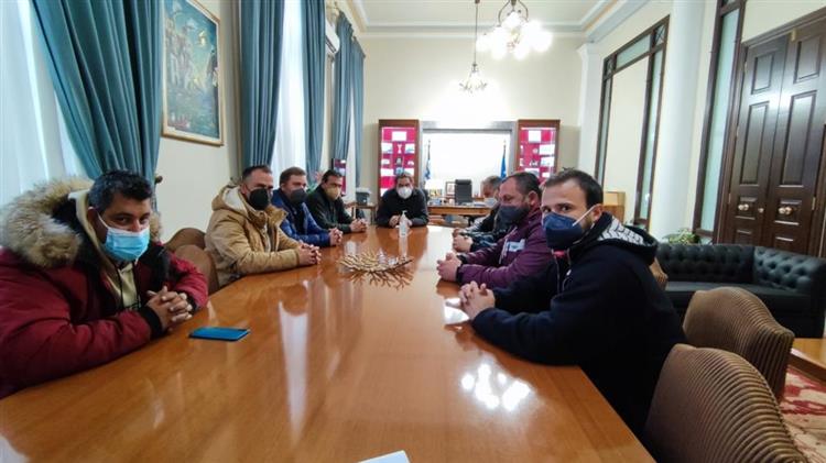 Συνάντηση με αγρότες από το μπλόκο της Αταλάντης