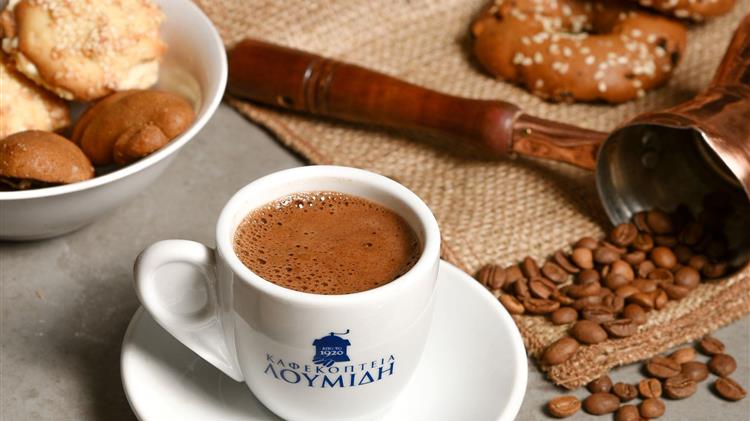 «Ψαλίδι» στις εξόδους για καφέ για 1 στους 2 Ελληνες, λόγω ακρίβειας