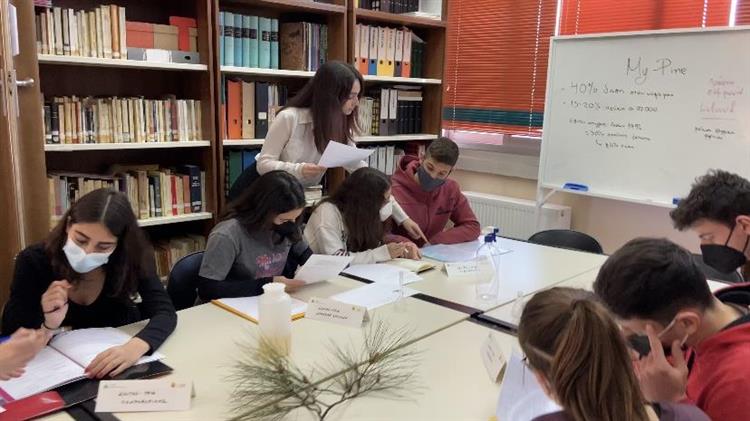 Μαθητές απαλλάσσουν τα δάση από ξερές πευκοβελόνες και φτιάχνουν καθαριστικά