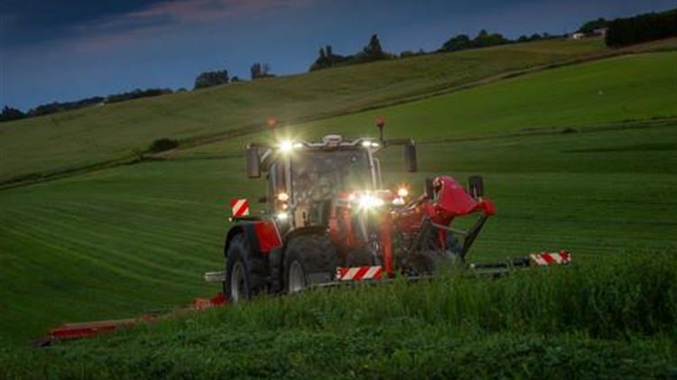 H Massey Ferguson κερδίζει το 1ο βραβείο FarmMachine 2022 με τη σειρά MF8S