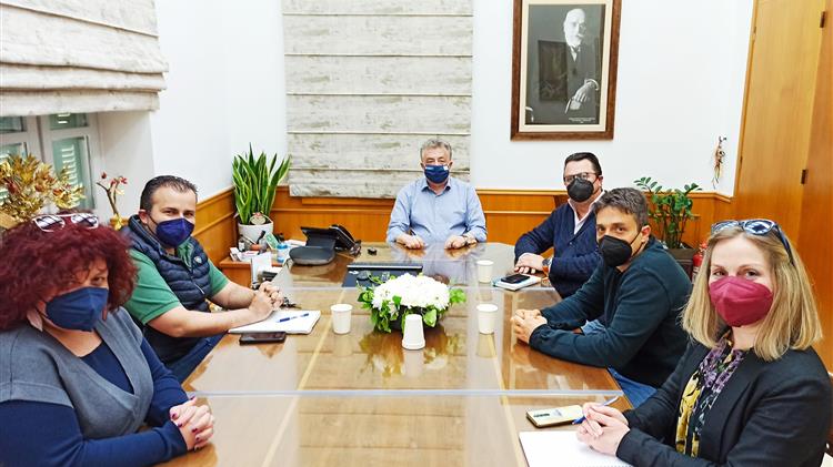 Συνάντηση Αρναουτάκη το προεδρείο του δικτύου οινοποιών