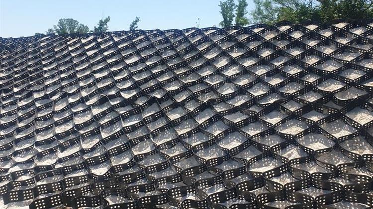 Εγκατάσταση γεωκυψελωδών συστημάτων για την αντιμετώπιση των διαβρώσεων σε αναχώματα