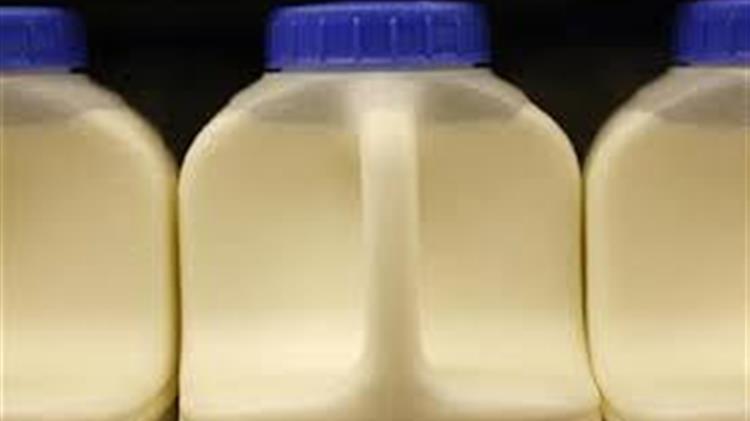 Αγελαδινό γάλα: Έριξαν τις τιμές οι κτηνοτρόφοι – Αμετάβλητες στα ράφια των σούπερ μάρκετ