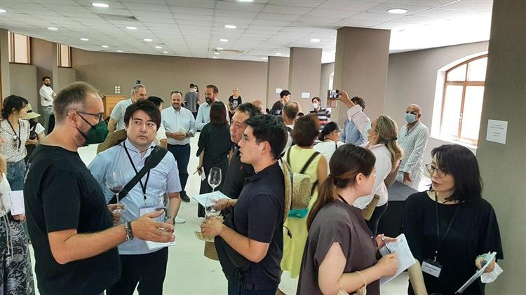 Επαγγελματίες οίνου και δημοσιογράφοι της Ιαπωνίας και της Κορέας στη Δυτική Ελλάδα