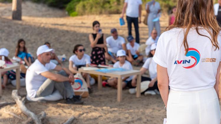 Η AVIN για δεύτερη συνεχόμενη χρονιά συμβάλλει στον καθαρισμό της παραλίας του Σχοινιά στο πλαίσιο του προγράμματος PARALIES
