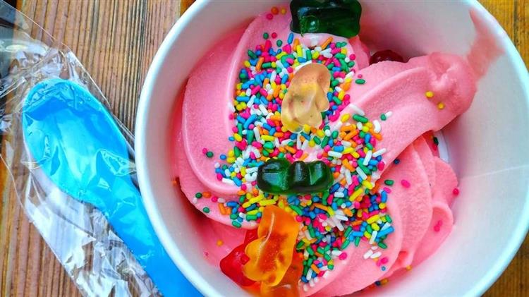 Θεσσαλονίκη: «Σαρώνει» στους τουρίστες το γιαούρτι παγωτό με γεύση καρπούζι