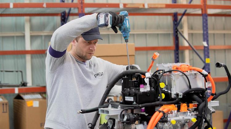 Πίσω από τη συναρμολόγηση των ηλεκτρικών μοντέλων της PEUGEOT