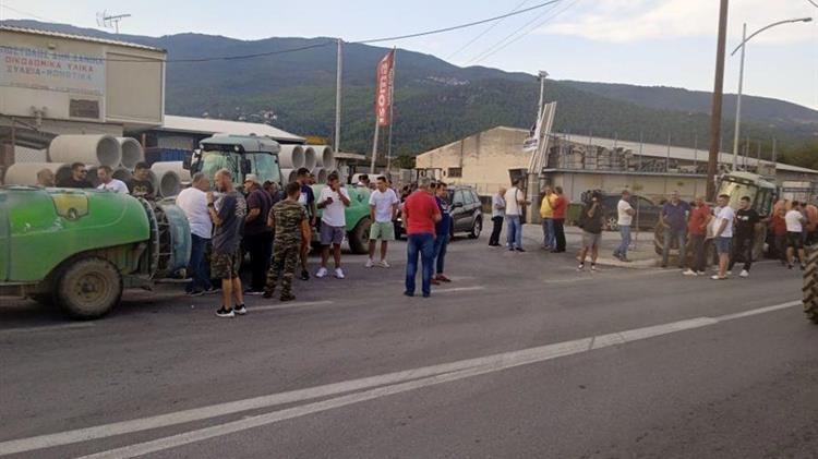 Έβγαλαν τα τρακτέρ τους στο δρόμο οι αγρότες της Αγιάς