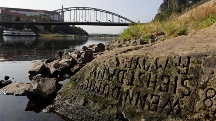 Ξηρασία: Εμφανίστηκαν οι πέτρες της πείνας στα ποτάμια της Γερμανίας και της Τσεχίας