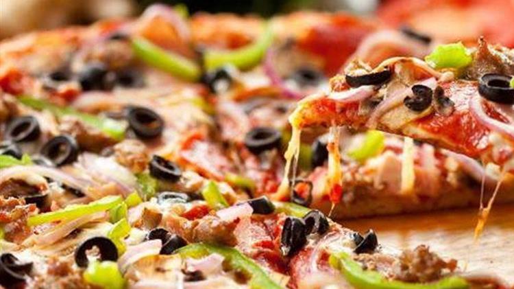 Μετά τον καφέ και το σουβλάκι ακριβαίνει και η πίτσα