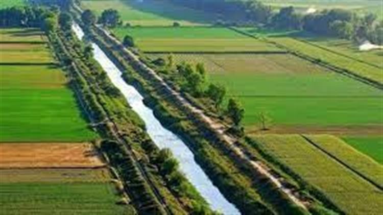 Μονοπάτια ηλιακών συλλεκτών τα κανάλια της άρδευσης