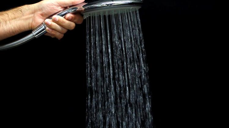 Εξοικονόμηση ενέργειας: Στο Βέλγιο περιορίζουν τη διάρκεια του ντους και σχεδιάζουν να επαναφέρουν τα δημόσια λουτρά