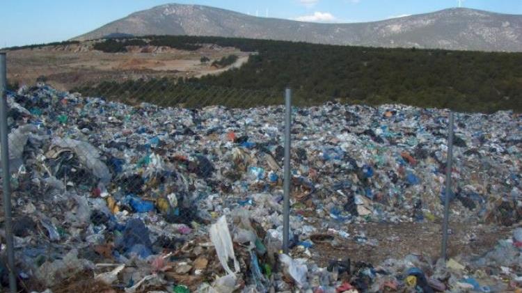 Σκρέκας: «Με εντατικούς ρυθμούς απαλείφονται οι παράνομες χωματερές»