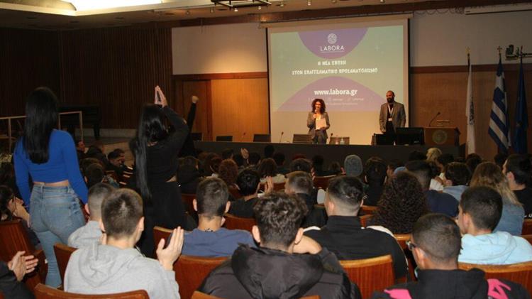 Οι μαθητές και οι μαθήτριες ενημερώνονται για τα επαγγέλματα της θάλασσας