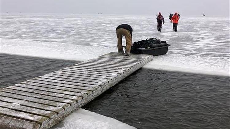 ΗΠΑ: Επιχείρηση για τη διάσωση 200 ψαράδων που εγκλωβίστηκαν σε ένα κομμάτι πάγου, μέσα σε λίμνη