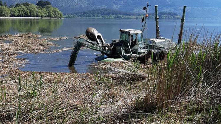 Αμφίβια μηχανήματα για κοπή καλαμιών στη Λίμνη Παμβώτιδα και το Δέλτα Έβρου