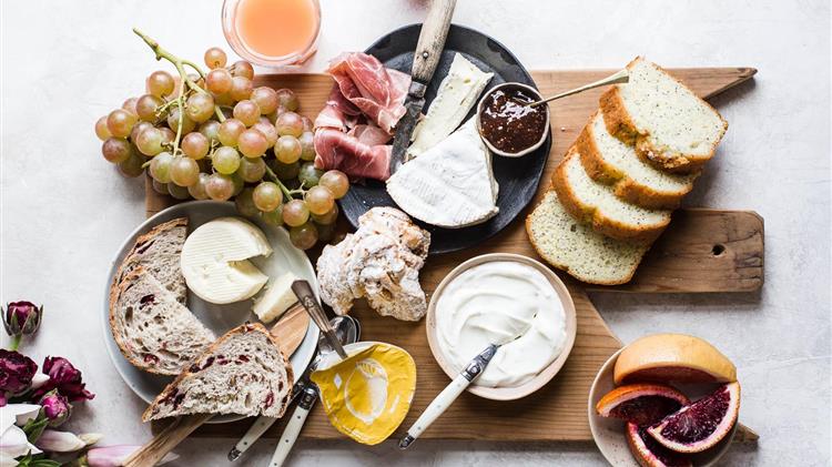 WSJ για αντιμετώπιση της ακρίβειας: «Κόψτε το πρωινό και τον στιγμιαίο καφέ»