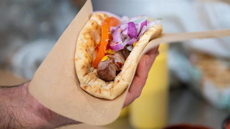 Μύκονος: Απλησίαστο το σουβλάκι – Τυλιχτό στο χέρι στα 15 ευρώ