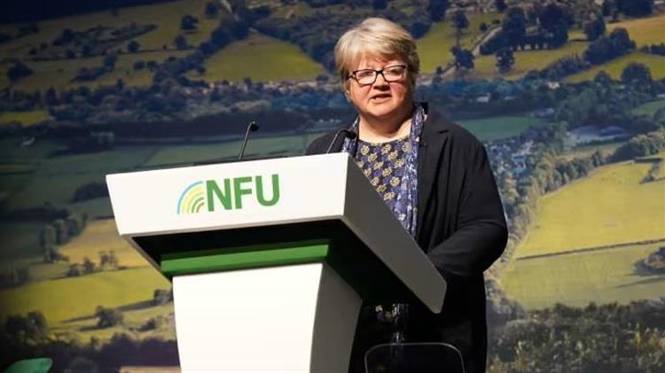 Υπουργός του Ηνωμένου Βασιλείου αποδοκιμάστηκε από αγρότες καθώς διευρύνονται οι ελλείψεις σε φρούτα και λαχανικά