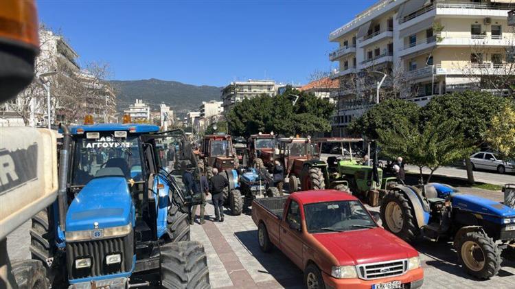 Διαμαρτυρία πατατοπαραγωγών από τη Μεσσήνη στην κεντρική πλατεία Καλαμάτας