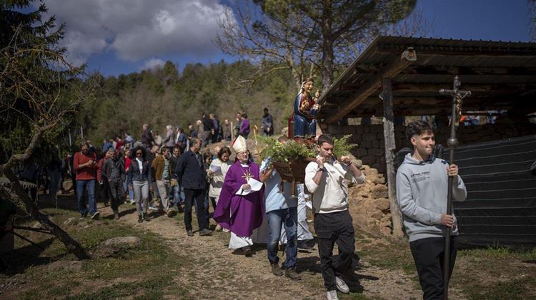 Προσευχήσου για βροχή: Ισπανοί αγρότες κάνουν μοναδική λειτουργία εν μέσω ξηρασίας