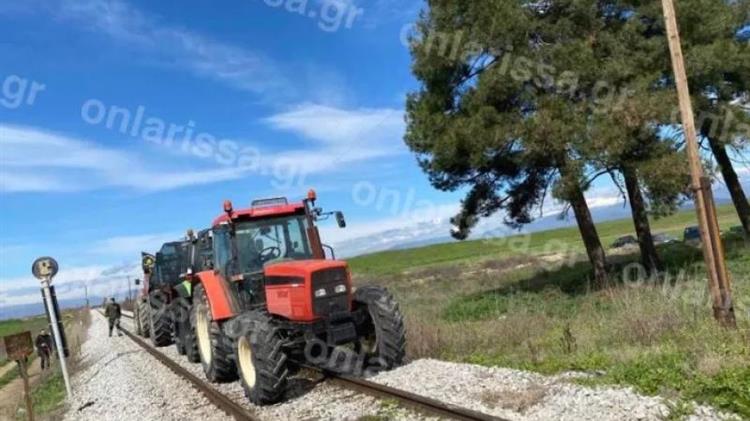 Τα τρακτέρ απέκλεισαν συμβολικά τις σιδηροδρομικές γραμμές στη Λάρισα