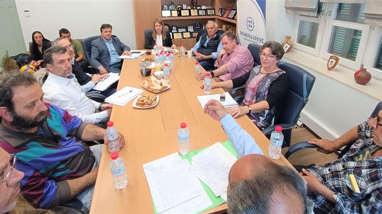 Συνάντηση στην Περιφέρεια Κρήτης για τα προβλήματα των παράκτιων επαγγελματιών αλιέων Ηρακλείου