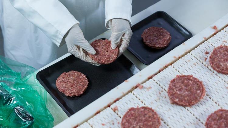 Έως 25 φορές χειρότερο για το κλίμα το κρέας που καλλιεργείται στο εργαστήριο