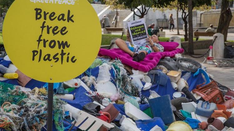 Greenpeace - Παγκόσμια Συνθήκη για τα Πλαστικά: πρέπει να μειώνει την παραγωγή πλαστικού, αλλιώς θα αποτύχει