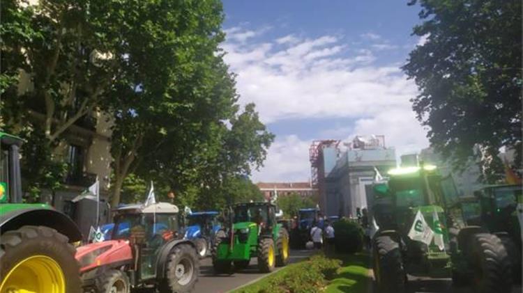 Ισπανία: Αγρότες με τρακτέρ συγκεντρώθηκαν έξω από το υπουργείο Γεωργίας