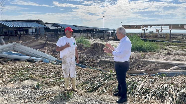 Μ. Χαρακόπουλος σε πλημμυροπαθείς κτηνοτρόφους: Καμπανάκι κινδύνου η δυσοσμία των νεκρών ζώων