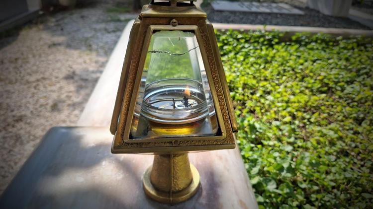 Κλέβουν λάδια μέχρι και από …  νεκροταφεία