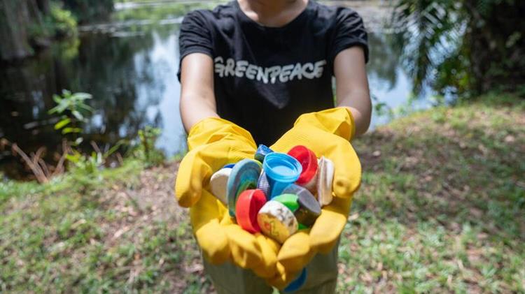 Ανάλυση Greenpeace: Η ΕΕ επιδιώκει να αυξήσει την εμπορία πλαστικών μιας χρήσης