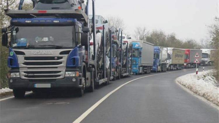 Ουρές χιλιομέτρων από φορτηγά στα Ουκρανικά σύνορα λόγω διαμαρτυριών