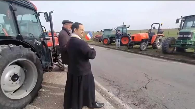 Γαλλία: Ρωμαιοκαθολικός παπάς ευλογεί τα μπλόκα των αγροτών